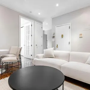 gorgeous-bright-3bdr-1bth-in-midtown-manhattan.us-newyorkcity.com/
